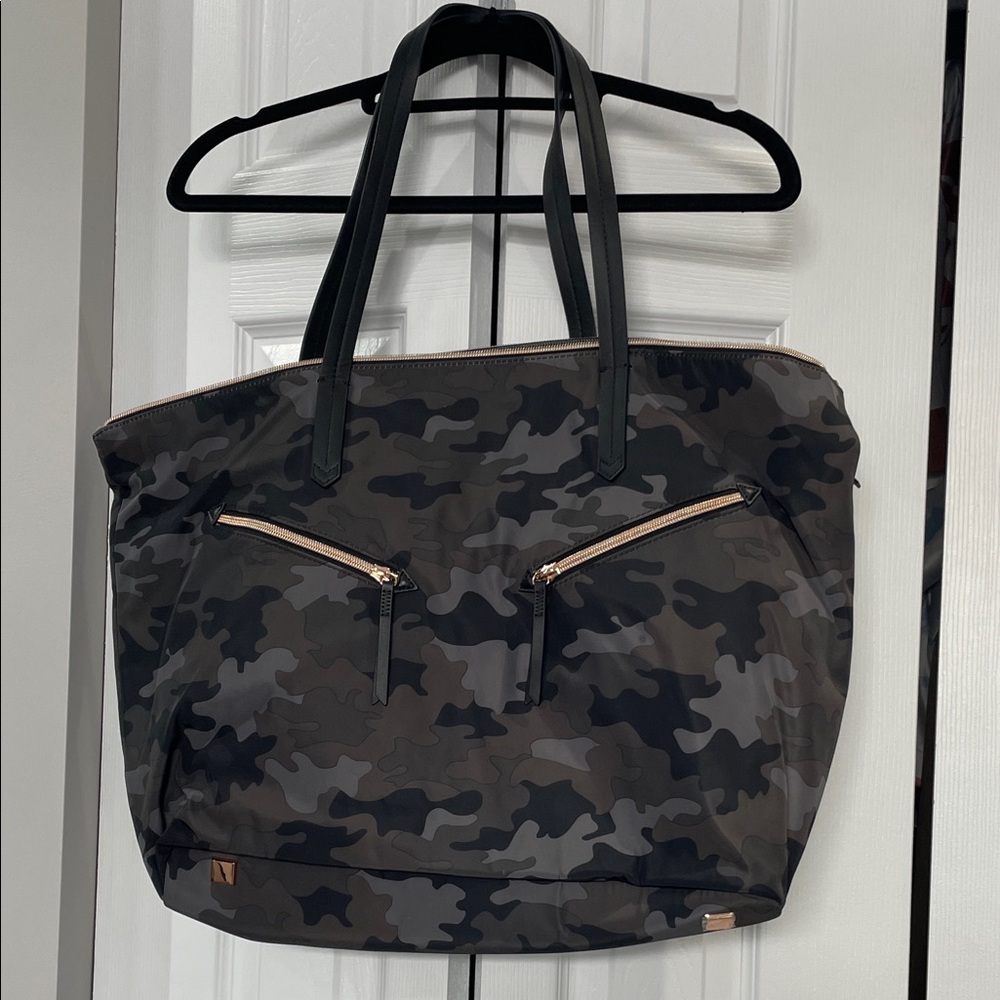 NWOT Stella and Dot Lady Boss Camouflage Tote Bag